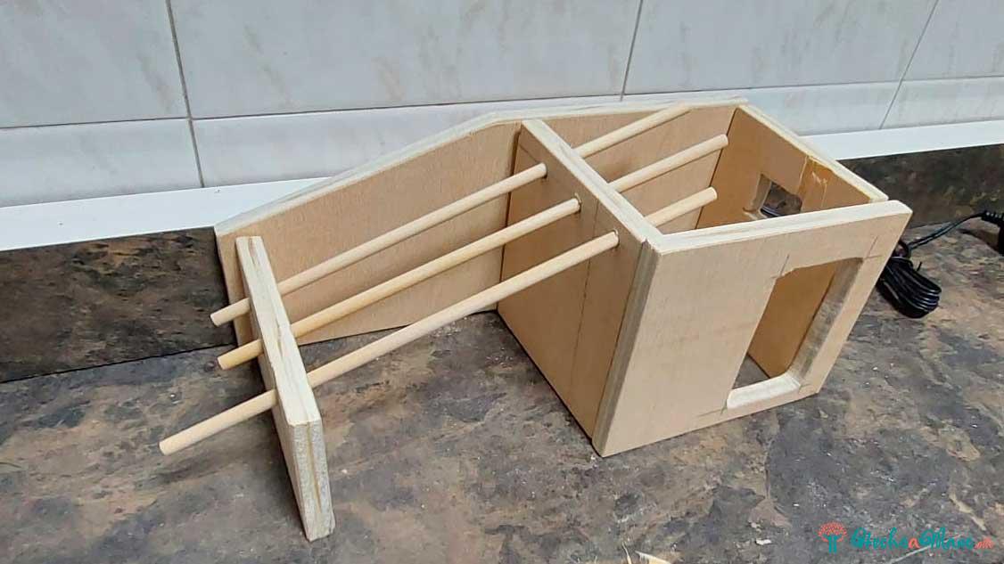 Casa para Belén tipo Playmobil hecha a mano con establo